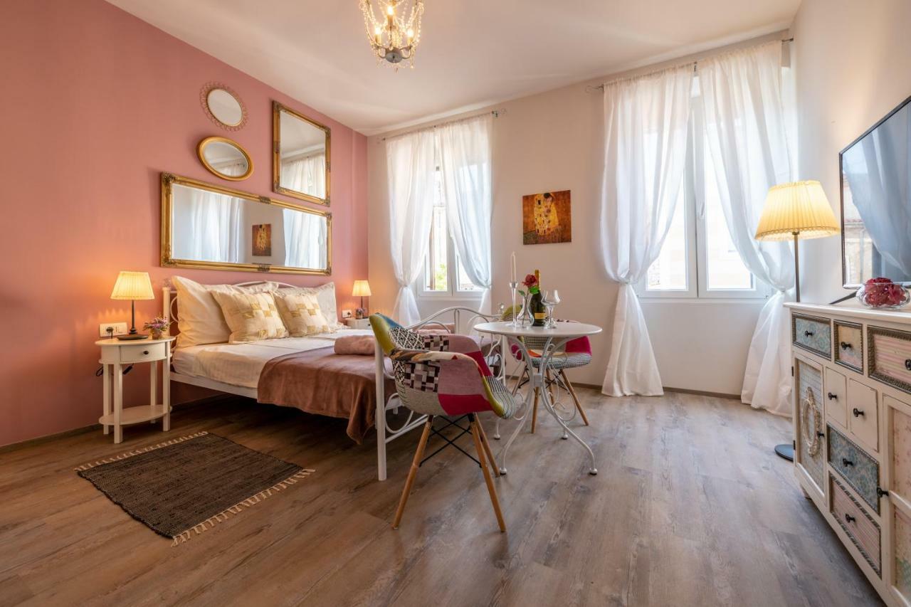 Old City Romantic Studios 3 PUY Eksteriør bilde